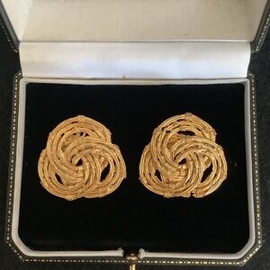 Vintage ACTV textured gold tone earrings.